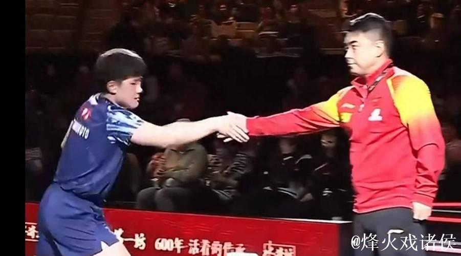 名牌收起难掩失落!王皓与张本智和握手时表情凝重被拍 名牌收起难掩失落!王皓与张本智和握手时表情凝重被拍