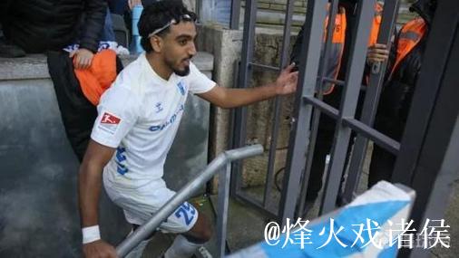 马格德堡球员庆祝进球意外跌入2.7米深沟 马格德堡球员庆祝进球意外跌入2.7米深沟